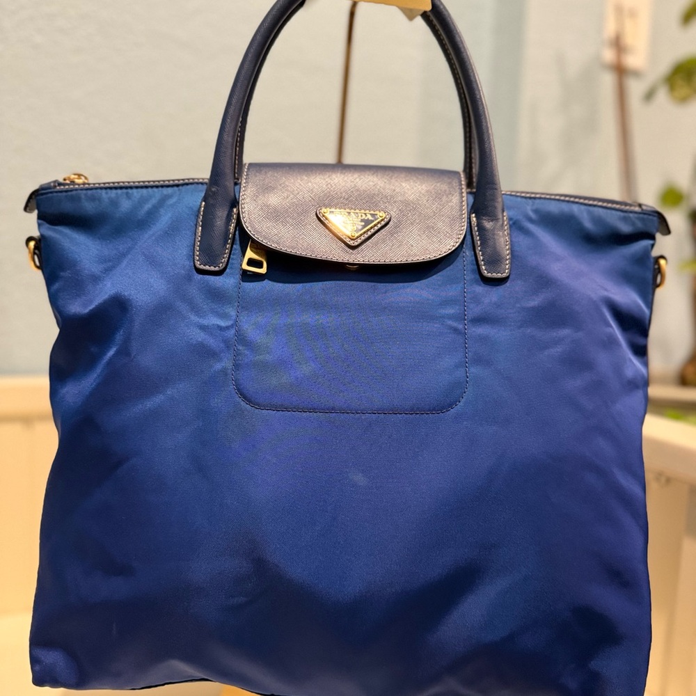 Authentic Prada Nylon Convertible Tote w/ original leather strap💙
